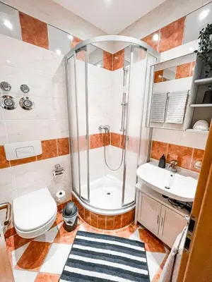 Ein Badezimmer in der Unterkunft Zentrum, 4Personen, privater Parkplatz, WiFi, modern, ruhig