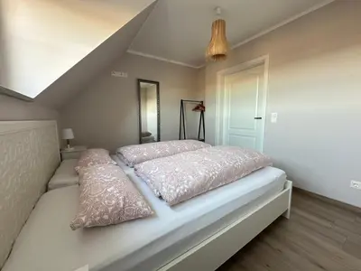 Ein Bett oder Betten in einem Zimmer der Unterkunft Ferienwohnung Oberförstchen