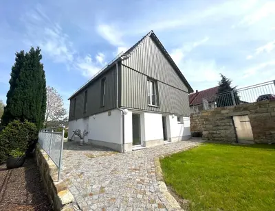 Das Gebäude in dem sich das Ferienhaus befindet