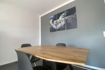 Der Geschäftsbereich oder Konferenzraum in der Unterkunft Wunderschöne großzügige Neustadtwohnung