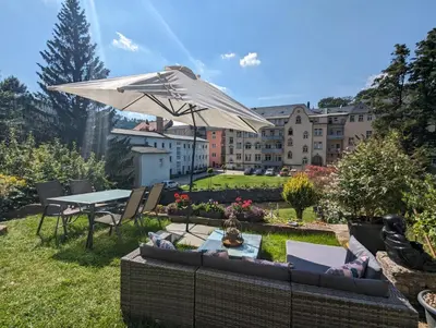 Ein Garten an der Unterkunft HW1 - Urlaubsmagie - Gemütliche Wohnung mit Saunazugang zum Entspannen