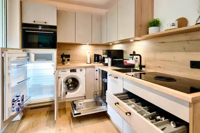 Küche/Küchenzeile in der Unterkunft EDLER WOHNRAUM Luxuriöse Stadtoase mit Balkon, Kaffeevollautomat, Lift & Parkplatz
