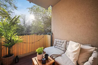Ein Sitzbereich in der Unterkunft EDLER WOHNRAUM Luxuriöse Stadtoase mit Balkon, Kaffeevollautomat, Lift & Parkplatz