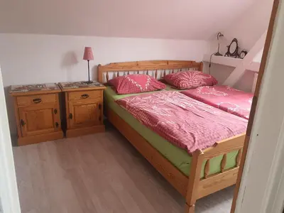 Ein Bett oder Betten in einem Zimmer der Unterkunft Ferienwohnung Kirchblick
