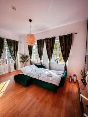 Ein Bett oder Betten in einem Zimmer der Unterkunft Oasis Appart - Wohnen im Königspark - Elbhang Dresden - große Terrasse - Netflix - TG