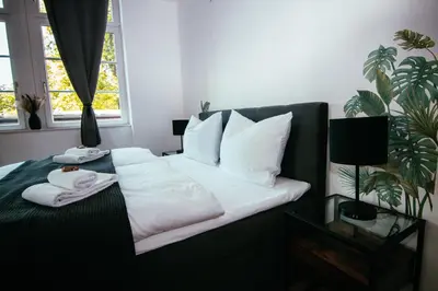 Ein Bett oder Betten in einem Zimmer der Unterkunft Oasis Appart - Wohnen im Königspark - Elbhang Dresden - große Terrasse - Netflix - TG