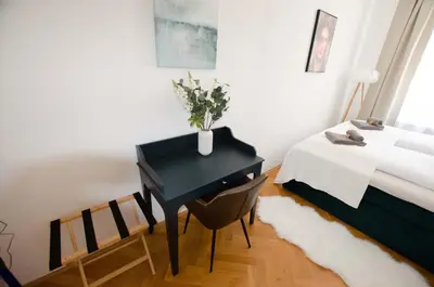 Ein Bett oder Betten in einem Zimmer der Unterkunft CASARINA - Stilvoller Altbau in zentraler Lage