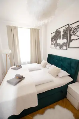 Ein Bett oder Betten in einem Zimmer der Unterkunft CASARINA - Stilvoller Altbau in zentraler Lage