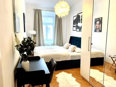 Ein Bett oder Betten in einem Zimmer der Unterkunft CASARINA - Stilvoller Altbau in zentraler Lage