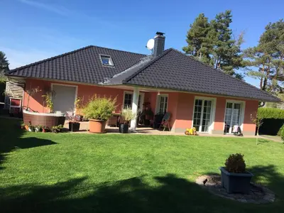 Ein Garten an der Unterkunft Seeliebe mit Sauna und nur 50 mtr. bis zum Strand