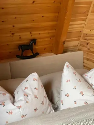 Ein Bett oder Betten in einem Zimmer der Unterkunft Kleines Chalet im Erzgebirge mit Sauna und Kamin
