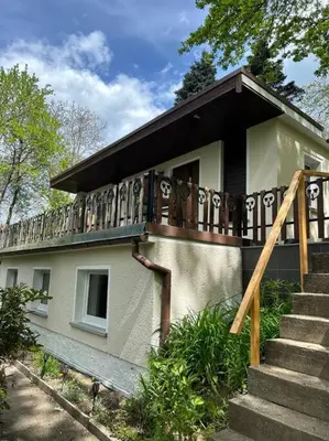 Das Gebäude in dem sich das Ferienhaus befindet