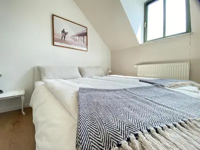 Ein Bett oder Betten in einem Zimmer der Unterkunft K2-Project - Midcentury-Smart-Home am Kaßberg