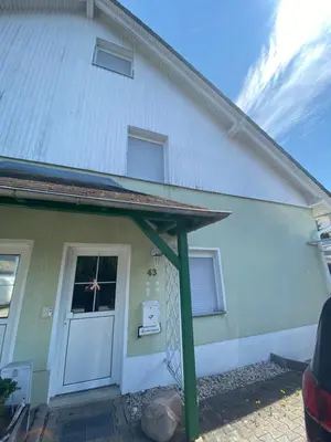 Das Gebäude in dem sich das Ferienhaus befindet