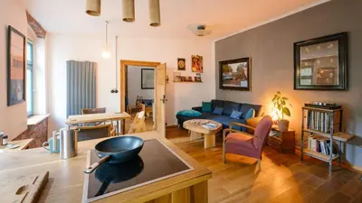 Ein Sitzbereich in der Unterkunft The Upholstery Tinyhouse Deluxe Eco Chalet Kreativ Citynah