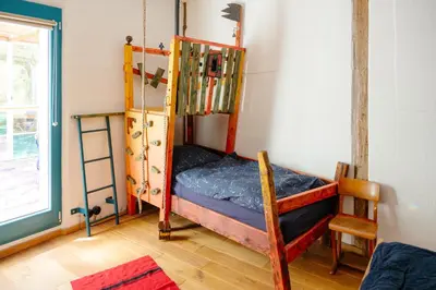 Ein Bett oder Betten in einem Zimmer der Unterkunft The Upholstery Tinyhouse Deluxe Eco Chalet Kreativ Citynah