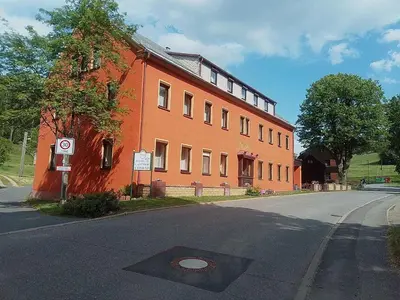 Das Gebäude in dem sich das Ferienhaus befindet