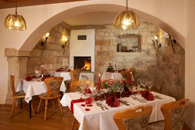 Ein Restaurant oder anderes Speiselokal in der Unterkunft Landhotel Zum Erbgericht