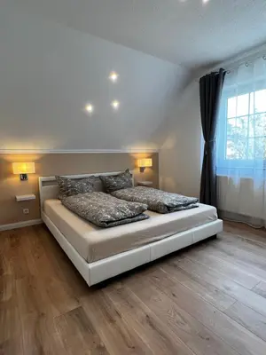 Ein Bett oder Betten in einem Zimmer der Unterkunft Ferienwohnung zum Scheibe-See