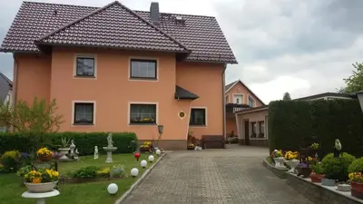 Ein Garten an der Unterkunft Ferienwohnung ILSENHOF