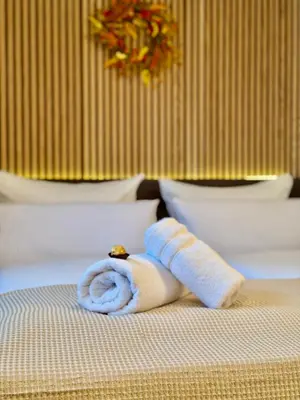 Ein Bett oder Betten in einem Zimmer der Unterkunft Bergling Apartment im Zentrum • Netflix • Festungsblick • Obst und Wein •