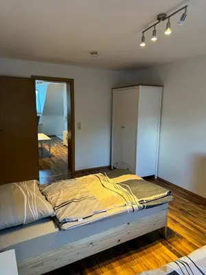 Ein Bett oder Betten in einem Zimmer der Unterkunft Ferienwohnungen Augustusburger Straße 149