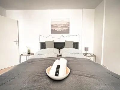 Ein Bett oder Betten in einem Zimmer der Unterkunft Zentrales Apartment mit TV, Küche und Mikrowelle