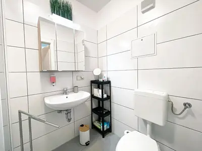 Ein Badezimmer in der Unterkunft Zentrales Apartment mit TV, Küche und Mikrowelle