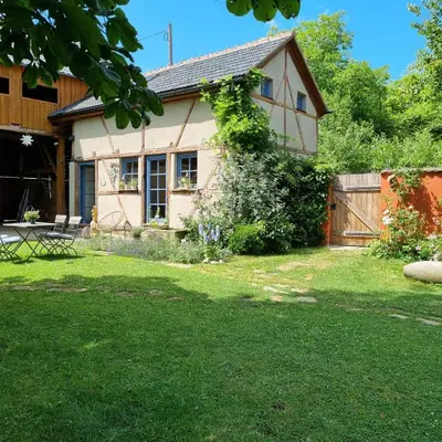 Ein Garten an der Unterkunft Ankommen, Wohlfühlen und die Natur genießen