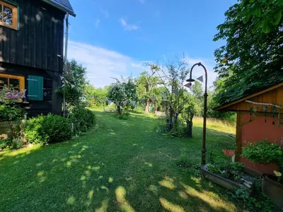 Ein Garten an der Unterkunft Ankommen, Wohlfühlen und die Natur genießen