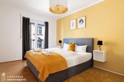 Ein Bett oder Betten in einem Zimmer der Unterkunft PINEAPPLE APARTMENTS - Zwinger I - 80qm - 1x free parking