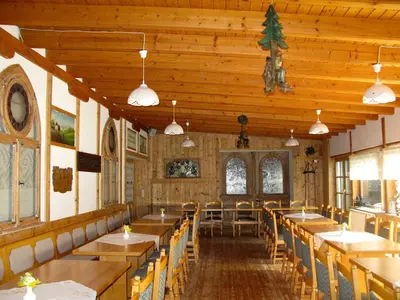 Ein Restaurant oder anderes Speiselokal in der Unterkunft Landhotel Goldener Becher