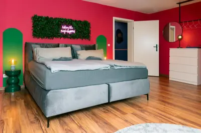 Ein Bett oder Betten in einem Zimmer der Unterkunft Pop Art Apartment - Balkon, Netflix, Nespresso, Zentral, Messe