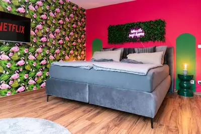 Ein Bett oder Betten in einem Zimmer der Unterkunft Pop Art Apartment - Balkon, Netflix, Nespresso, Zentral, Messe