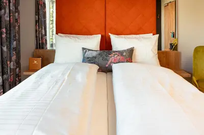 Ein Bett oder Betten in einem Zimmer der Unterkunft Hotel am Schwanenhaus
