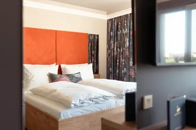 Ein Bett oder Betten in einem Zimmer der Unterkunft Hotel am Schwanenhaus