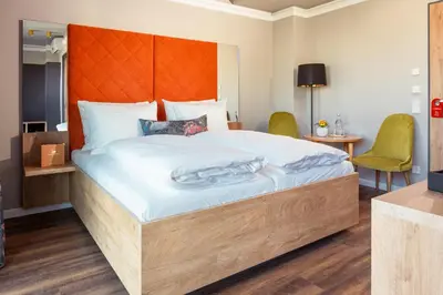 Ein Bett oder Betten in einem Zimmer der Unterkunft Hotel am Schwanenhaus