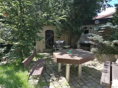 Ein Garten an der Unterkunft Ferien im Haus am Waldrand