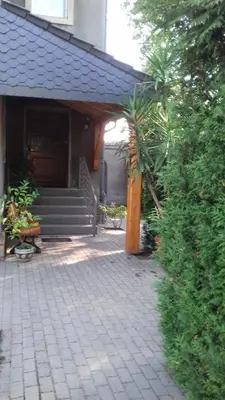 Ein Garten an der Unterkunft Pension Lehmann
