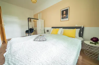 Ein Bett oder Betten in einem Zimmer der Unterkunft FullHouse - Chemnitz - Leonardo Apt - 3 Bedrooms & Balcony