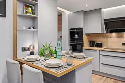 Küche/Küchenzeile in der Unterkunft EDLER WOHNRAUM Noble Stadtoase mit Boxspringbett, Kaffeevollautomat, Lift & Parkplatz