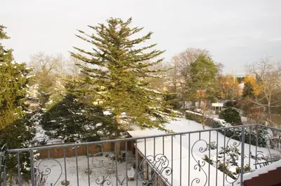 Apartment Traumzeit mit Balkon in Vorstadtvilla im Winter