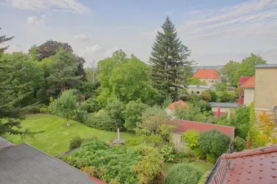Ein Garten an der Unterkunft Apartment Traumzeit mit Balkon in Vorstadtvilla