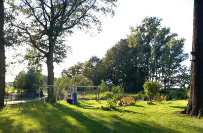 Ein Garten an der Unterkunft Ferienwohnung Gutshaus Klitzschen