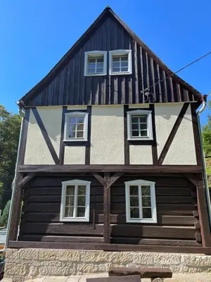 Das Gebäude in dem sich das Ferienhaus befindet