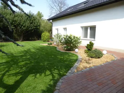 Ein Garten an der Unterkunft Ferienhaus zwischen den Seen