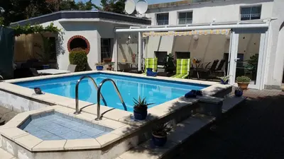 Der Swimmingpool an oder in der Nähe von Pension Münch 