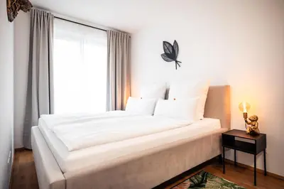 Ein Bett oder Betten in einem Zimmer der Unterkunft NK Apartments - Hafencity Dresden mit Elbblick - Modern & Zentral