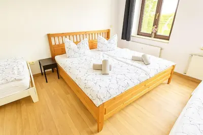 Ein Bett oder Betten in einem Zimmer der Unterkunft TOP ANGEBOT - große Wohnung - max 6 Personen - WiFi - Waschmaschine - Badewanne - 2 Parkplätze - zentrale Lage - große Küche TOP