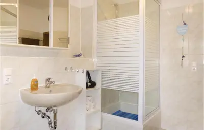 Ein Badezimmer in der Unterkunft Stunning Apartment In Gelenauerz
